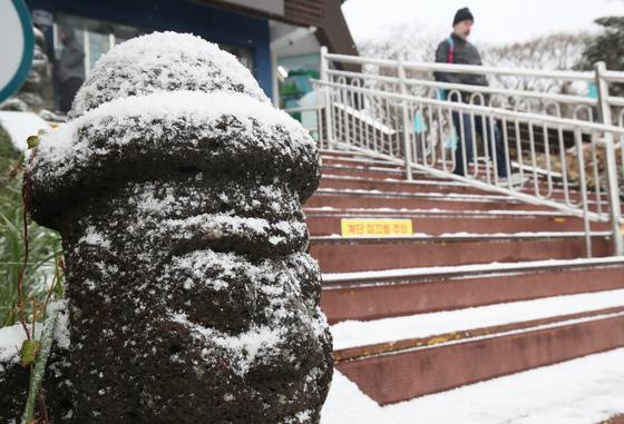 [오늘의 날씨] 제주(14일, 토)…흐리고 눈비