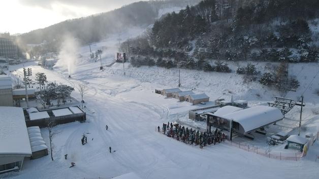 "겨울을 즐기자" 본격 시즌 맞은 강원 스키장 인파…유명 산도 발길