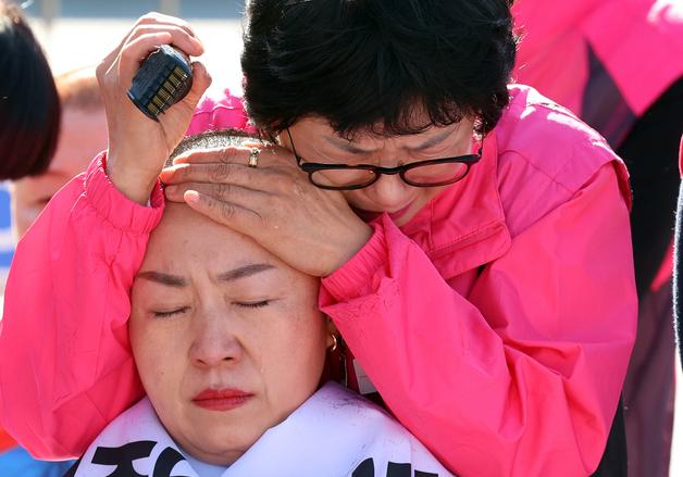 [뉴스1 PICK]"윤석열 정부 퇴진!"…학교 비정규직 노동자 '눈물의 삭발식'