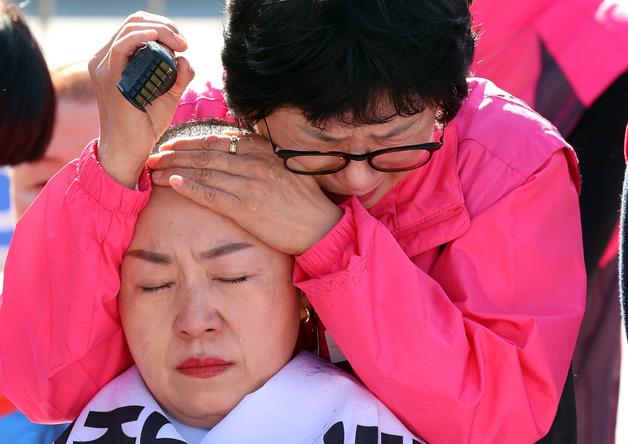 [뉴스1 PICK]"윤석열 정부 퇴진!"…학교 비정규직 노동자 '눈물의 삭발식'