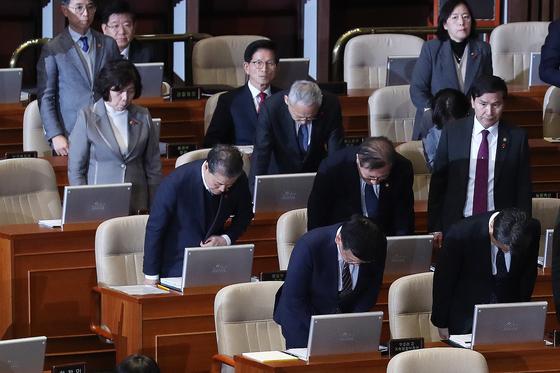 [뉴스1 PICK]"비상계엄 죄책감" 국무위원들 국회 출석해 '90도 사과'