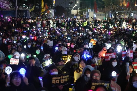 '내란수괴 윤석열 즉각 탄핵!'