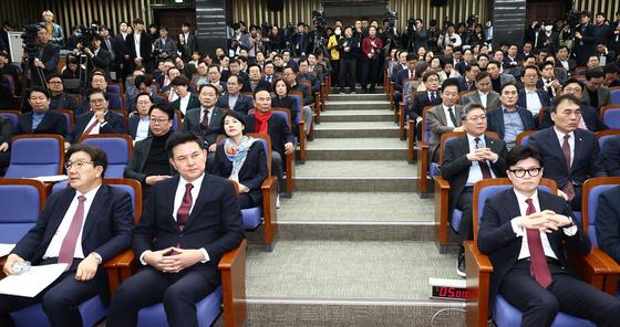 민주 "국힘, 지저분한 당권 싸움…배신자 색출 대신 석고대죄"