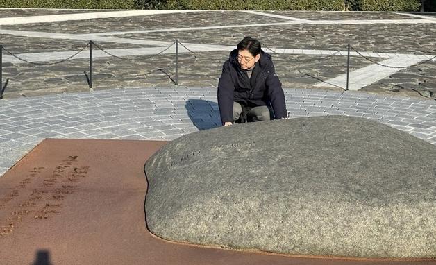 김경수, 노무현 전 대통령 묘역 참배…文 전 대통령 예방