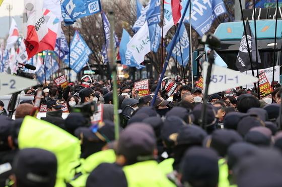 "시청역에서 관저, 다시 국회로"…'尹 담화'에 거리로 나온 시민들(종합)