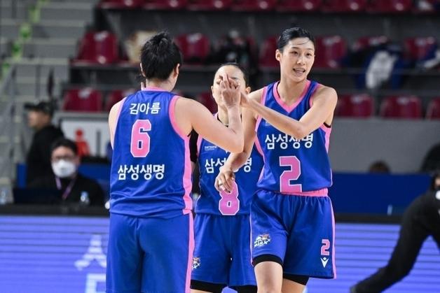 '키아나-이해란 활약' 삼성생명, 선두 BNK 60-43으로 제압