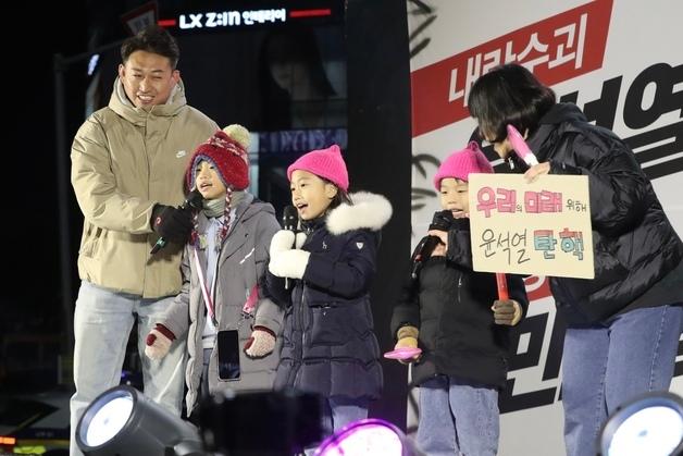 "자식들이 오늘을 기억할 것" 탄핵안 표결 전 울산 촛불 민심