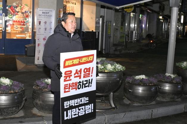 최영일 순창군수, 퇴근 시간 ‘윤석열 탄핵 촉구’ 1인 피켓 시위 나서