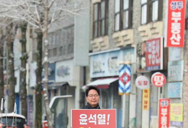 심덕섭 고창군수, 尹대통령 탄핵 촉구 1인 시위