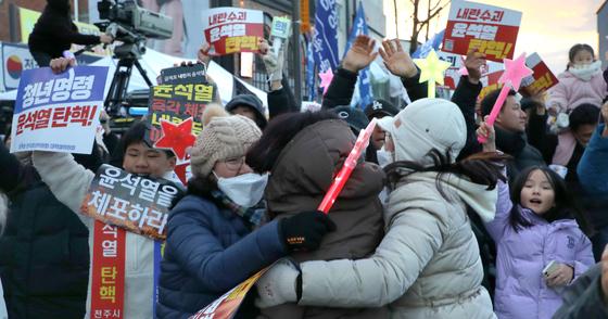 ‘축제로 변한 집회’ 尹 탄핵안 가결되자 시민들 “국민이 이겼다”(종합)