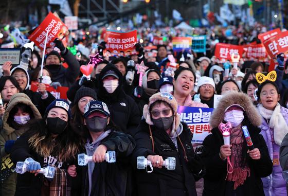 탄핵 가결에 여의도 20만 환호…쏟아지는 메시지에도 통신 원활