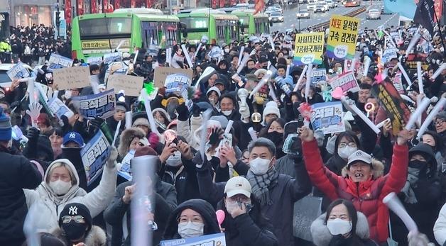 [탄핵 가결] "국민이 이겼다"…추위 녹인 충남시민 함성