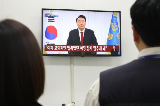 윤석열 "포기하지 않겠다" 입장에…외신 "혼란 끝나지 않을 수도"