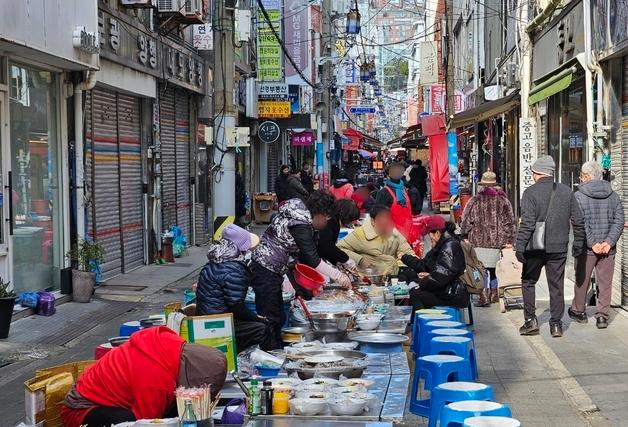 부산 광복로·해운대도 '외국인 손님' 크게 줄어…"연말 분위기 되살아나길"