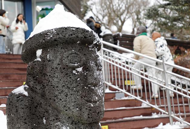 삼각봉 14.5㎝, 한라산 밤사이 많은 눈…20일 또 시간당 1~2㎝ 폭설