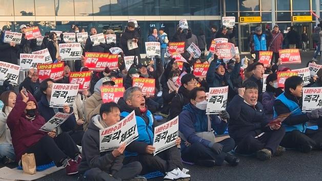 탄핵 가결 이튿날 대전 '윤석열 퇴진' 집회…"구속·체포하라"