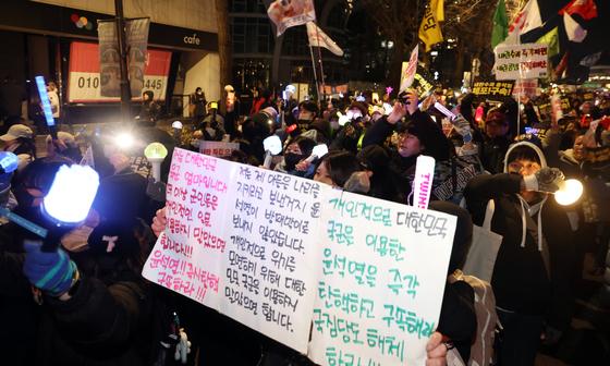 '윤석열 즉각 파면' 외치며 행진하는 시민들 