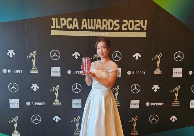 '천재 골프 소녀' 이효송, JLPGA 역대 최연소 신인상 수상 