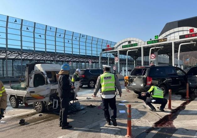 제2경인고속도 안양과천요금소 앞 추돌사고…1명 심정지·1명 경상