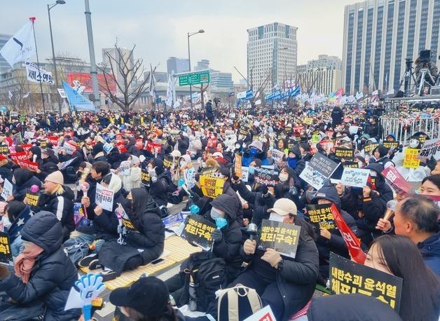 탄핵안 통과 후 첫 주말…'尹 퇴진·지지' 쪼개진 광화문