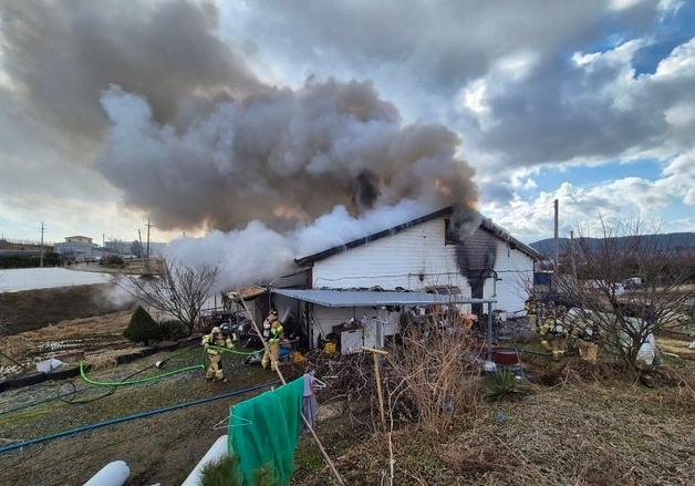 서산 단독주택서 화재…60대 여성 연기흡입