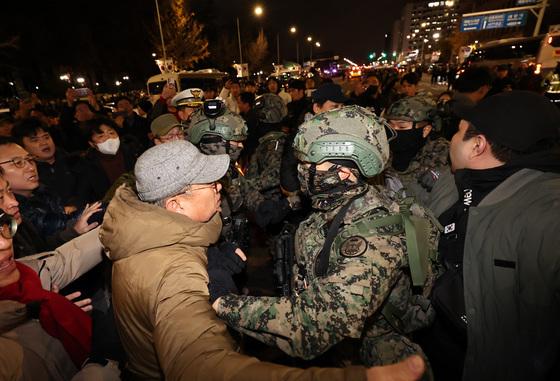 "군 병력 통과시켜라"…'계엄 그날' 서울청 지휘망 녹취 공개