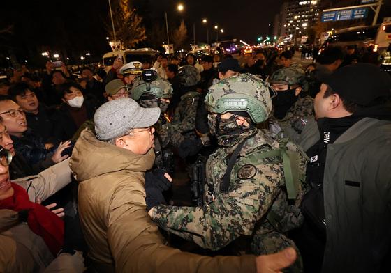 민주 '尹 비상계엄 해제 국민 감사문' 당론 채택…본회의서 의결하기로