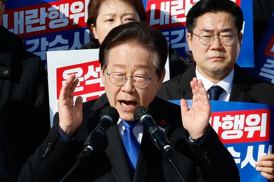 [뉴스1 PICK]비상시국대회 연 野, 이재명 "尹 정상적 판단 어려운 상태"