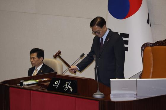 '탄핵 집단 반발' 검사들 감사요구안, '與 불참 속' 본회의 통과