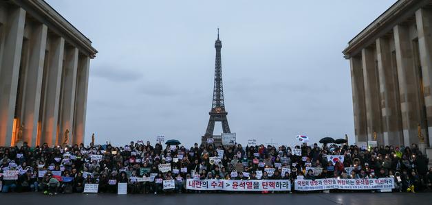 [뉴스1 PICK]佛 교민 300여명, 파리 트로카데로 광장에서 尹 퇴진 촉구 집회