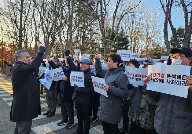 "尹 당선 전으로 되돌려야"…거리로 나온 의사들, 尹 탄핵 시국 선언