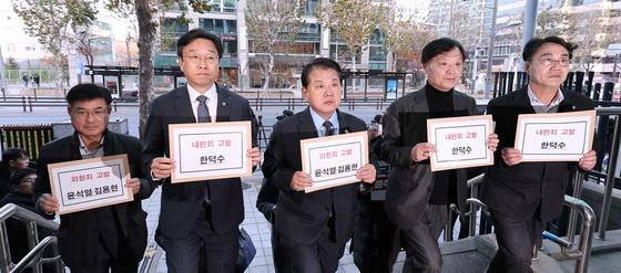 [뉴스1PICK]비상계엄 사태 총공세 민주당, '윤석열·김용현 외환죄, 한덕수 내란죄 고발'