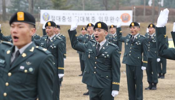 취준생 대신 군대 갈까…내년 하사 월급 최대 486만원 예고(종합) 