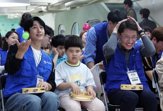 기재차관, 노인의 날 맞아 배우 정해인과 배식봉사