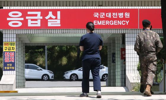 충주 공군부대서 군트럭, 가로수 들이받아…1명 숨지고 1명 의식불명(종합)