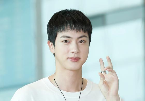  '월드 와이드 핸섬' BTS 진, 파리 올림픽 성화 봉송 위해 출국