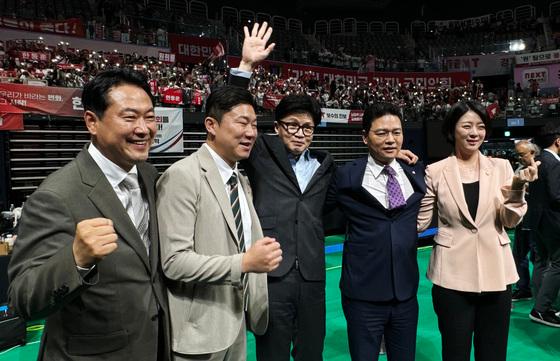 한동훈, 만찬서 "진짜 위기 상황"…친한계 "김여사 사과 늦었다" 성토