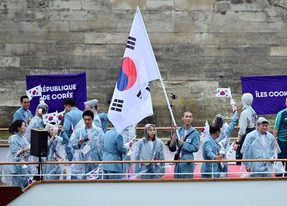 태극기 들고 나오는 한국을 북한으로 소개…개회식서 대형사고[올림픽]