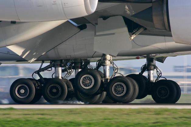 450톤 싣고 시속 420㎞ 달려…비행기 타이어의 비밀