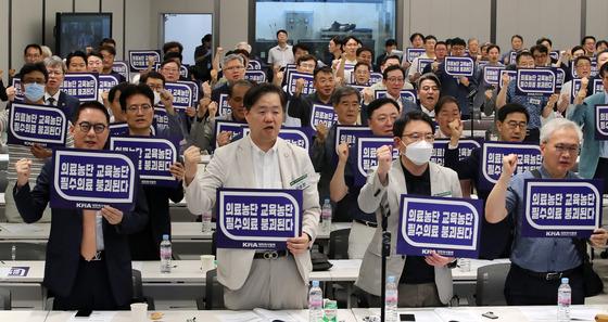 의협, 비대위 전환 안하기로…전공의대표 "함께 일 안해"