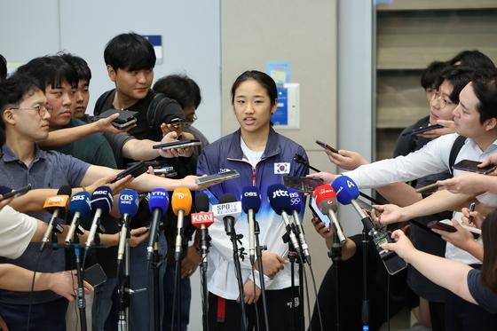  '금의환향' 안세영, '협회와의 갈등' 논란에 금메달 걸지 않고 귀국