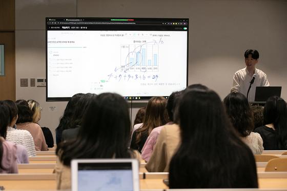 [종이책 가고, AI 오다]③"개선안 모색하고, 자율성 보장해야"