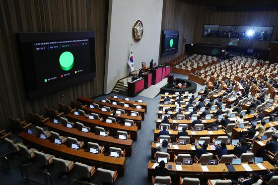 [뉴스1 PICK]김건희·채해병 특검법 본회의 통과…與, 필버 없이 표결 불참