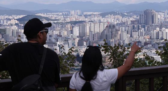 대출 조이자 서울 아파트 매매·전셋값 둔화…월세로 갈아타나