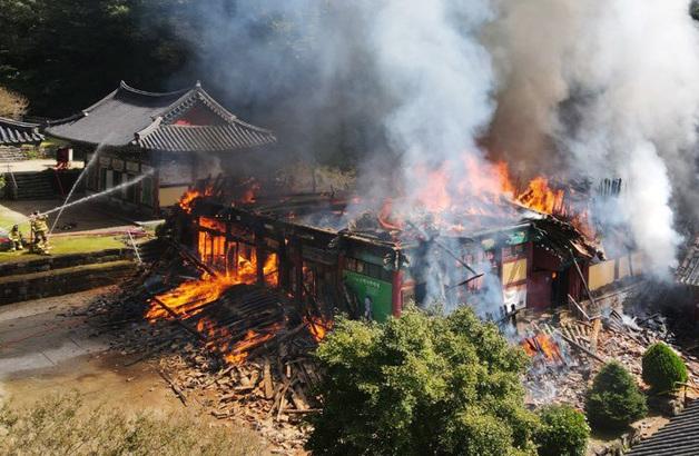 [뉴스1 PICK]무등산 증심사 화재 '3시간째 진화 중'