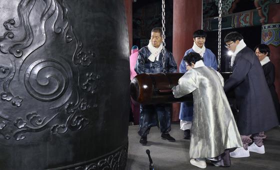 [뉴스1 PICK]국가 애도기간에 울린 보신각 제야의 종…"일상의 평온 희망"