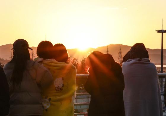 서울 -5도·춘천 -10도, 찬바람 쌩쌩…제주·서해안 눈·비[오늘날씨]