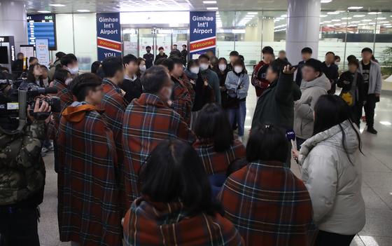 "불 난 기내서 승객이 비상문 열고 슬라이드 펴…‘살려달라’ 외침 가득"