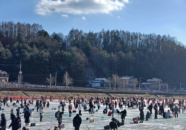 얼음낚시·송어시식·스노우래프팅…"겨울 즐기자" 평창송어축제 개막