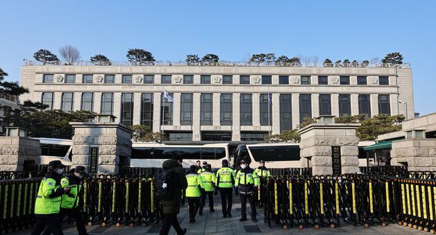 '욕설 난무' 탄핵 반대 시위…"매출 반토막…애들 보기 창피"